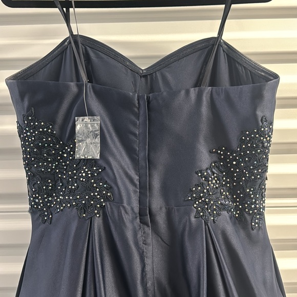 Gently Used Evening/Prom/Holiday Gown - Picture 5 of 9